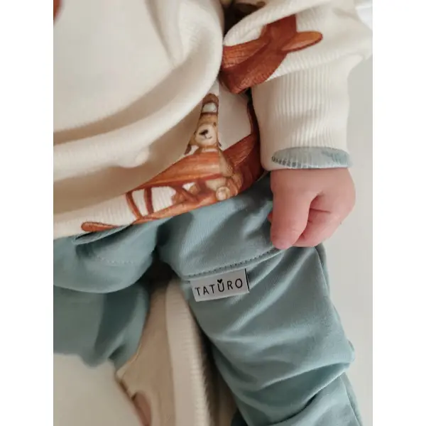 KOMPLET BLUZA PRĄŻKOWANA ODLOTOWE MISIE + SPODNIE Z KIESZONKAMI DUSTY BLUE